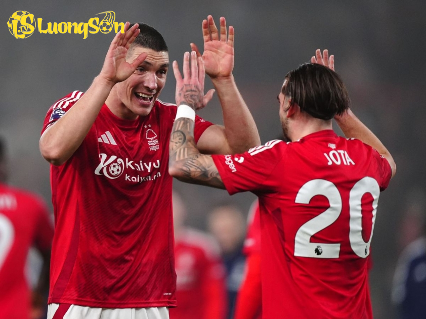 Milenkovic đang là chốt chặn vững chắc nơi hàng phòng ngự của Nottingham Forest