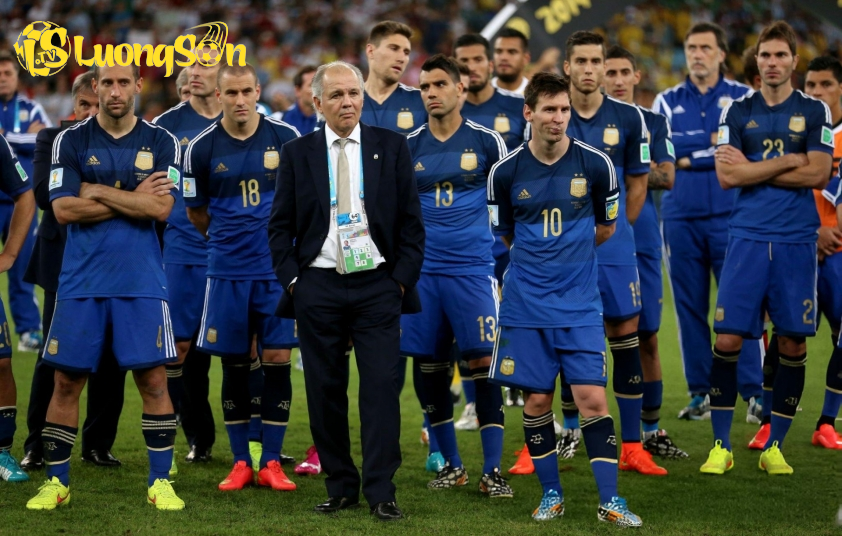 Messi từng thất bại nhiều lần trong màu áo ĐT Argentina. Ảnh: Getty