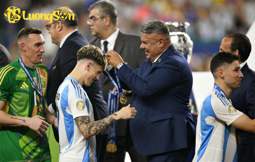 Garnacho vinh dự được nâng cao chức vô địch Copa America 2024 cùng ĐT Argentina. Ảnh: Getty