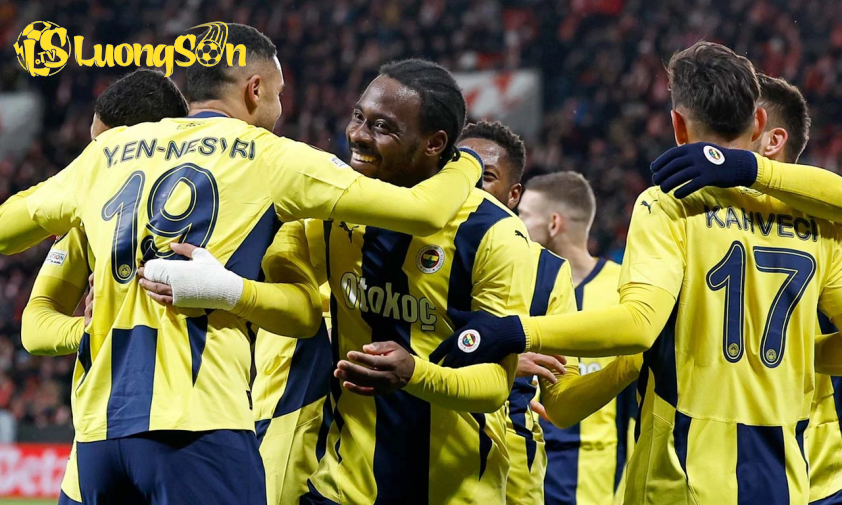 Fenerbahce vẫn đang duy trì vị trí thứ 2 tại giải vô địch quốc gia (Ảnh: Getty).